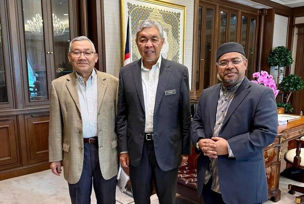 Ahmad Zahid (tengah) bersama Dusuki (kiri) dan Khairuddin ketika perjumpaan di Putrajaya - Foto Facebook Ahmad Zahid