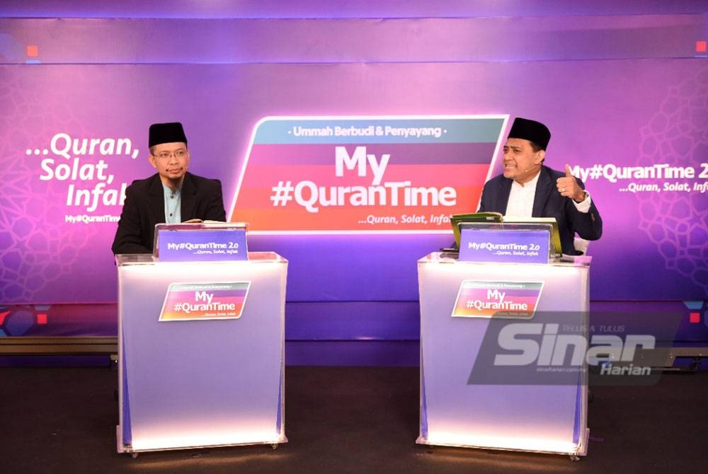 Fazrul (kiri) sebagai pentadabbur dan Ustaz Ahmad Tarmizi Abdul Rahman menjadi qari bagi My #QuranTime 2.0.