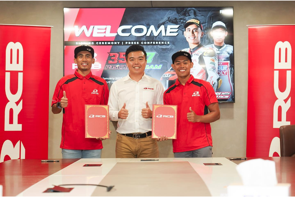 Hafizh (kiri) dan Adam ketika majlis menandatangani perjanjian tajaan Majlis Menandatangani Perjanjian Bersama Racing Boy di Puchong pada Selasa. - Foto RCB Global - Racing Boy