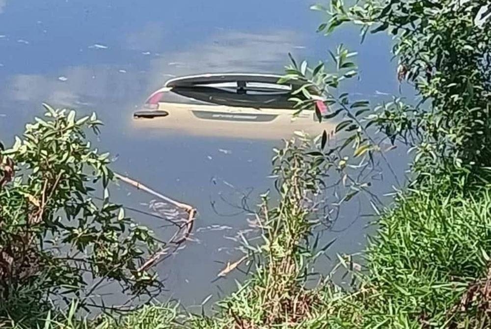 Seorang pemandu dan dua peumpang terselamat selepas kereta dinaiki terjunam dalam tasik selepas hilang kawalan di Jalan Bukit Pasir, Batu Pahat pada Selasa.