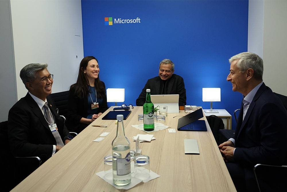 Tengku Zafrul (kiri) ketika mengadakan pertemuan dua hala dengan Naib Presiden Eksekutif Microsoft , Jean-Philippe Courtois semasa Forum Ekonomi Dunia (WEF) tahunan ke-53, pada Rabu. - Foto Bernama