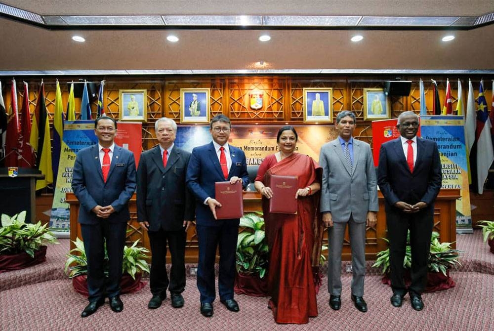 (Dari kiri) Timbalan Naib Canselor Penyelidikan dan Inovasi UKM, Profesor Datuk Dr Wan Kamal Mujani; Mohamad; Mohd Ekhwan; Santishree; Reddy dan Pro Canselor University of Cyberjaya, Tan Sri Datuk Dr R Palan di majlis menandatangani MoA antara UKM dan JNU.