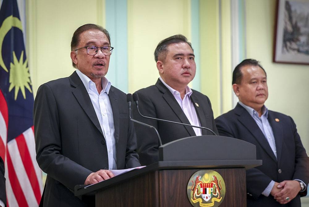 Anwar (kiri) pada sidang media selepas mempengerusikan Mesyuarat Kabinet di Bangunan Perdana Putra, pada Rabu. Turut sama, Menteri Pengangkutan, Anthony Loke dan Menteri Kerja Raya, Datuk Seri Alexander Nanta Linggi (kanan). - Foto Bernama