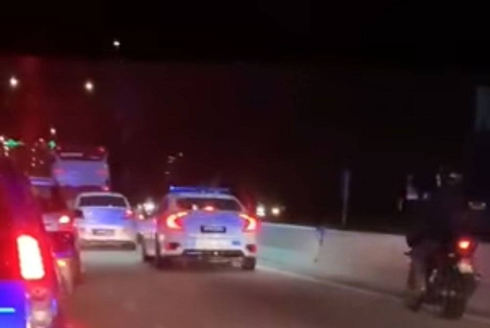 Tangkap layar memaparkan aksi mengejar MPV polis dengan sebuah kereta Persona pada malam Selasa.