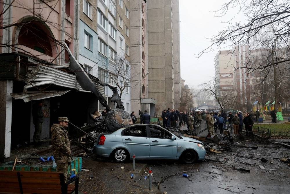 Sebuah helikopter dilaporkan terhempas di bandar Brovary, wilayah Kyiv, Ukraine pada Rabu. - Foto Reuters