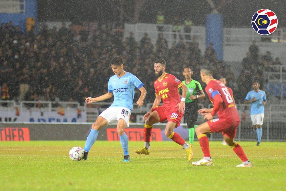 Zainal Abidin (kiri) menyertai Negeri Sembilan FC musim ini selepas berhijrah dari PJ City.
FOTO: MFL