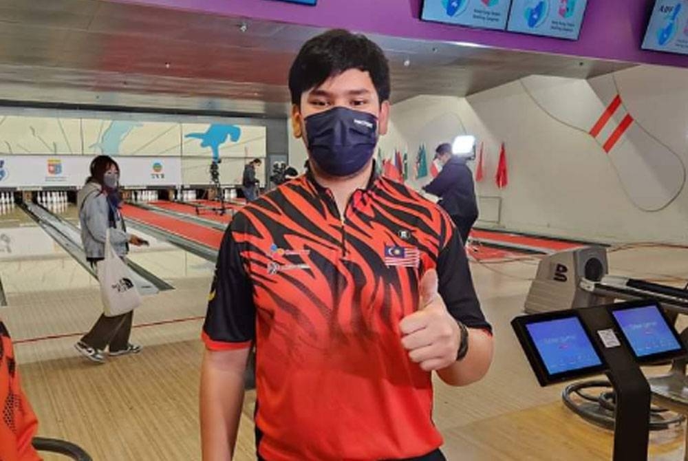 Rafiq meraih pingat emas dalam acara Masters. - Foto FB Bowling Malaysia.