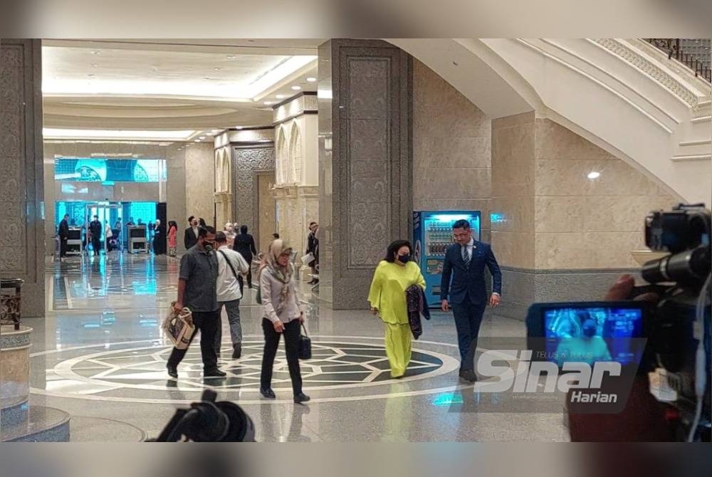 Rosmah bersama pengiringnya memasuki Istana Kehakiman pada jam 9.30 pagi. - Foto Sinar Harian