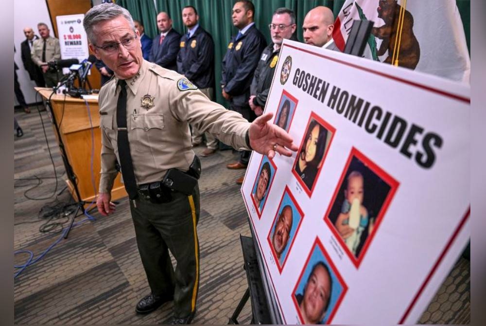 Mike Boudreaux menunjukkan gambar mangsa pada sidang akhbar di Visalia, California. - Agensi