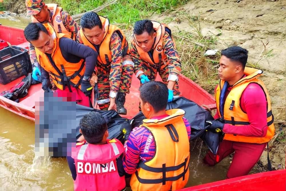 Mayat Muhammad Ikram Abdul Jalal ditemukan terapung pada jam 8.37 pagi, Khamis selepas dikhuatiri lemas ketika memancing pada Selasa. - Foto Ihsan JBPM