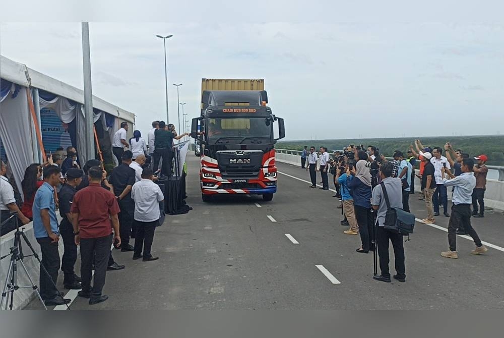 Jambatan Sungai Pulai menghubungkan Gelang Patah dan Tanjung Bin Pontian.