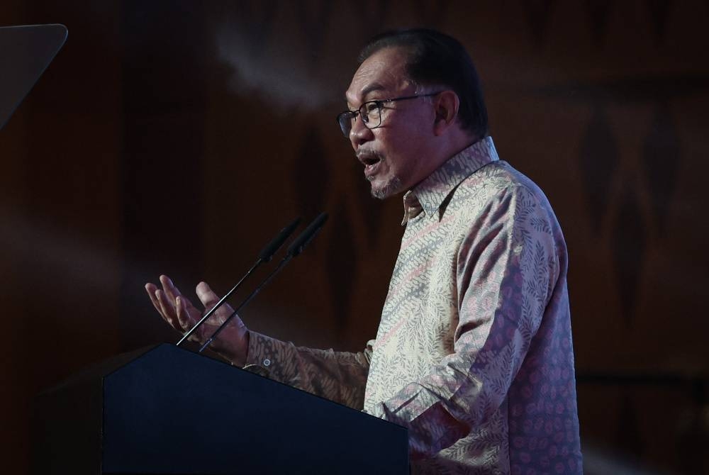 Anwar menyampaikan Amanat Membangun Malaysia Madani: Visi dan Kerangka Dasar Reformasi pada Majlis Pelancaran Wacana Membangun Malaysia Madani di PICC) hari ini. - Foto Bernama