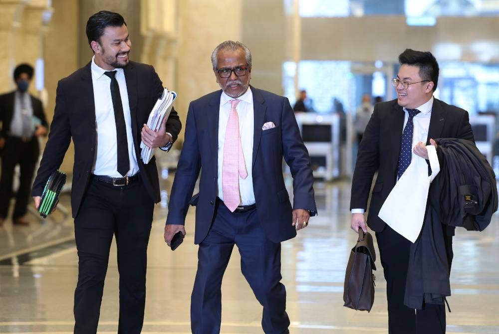 Muhammad Shafee (tengah) yang tiba bagi prosiding permohonan Najib pada Khamis. - Foto Bernama