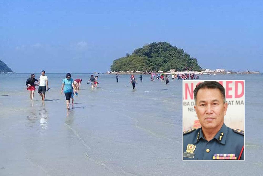 Fenomena air pasang surut membolehkan orang ramai menyeberang ke Pulau Giam dari Pantai Teluk Nipah dengan hanya berjalan. - Foto media sosial (Gambar kecil: Azmi Osman)