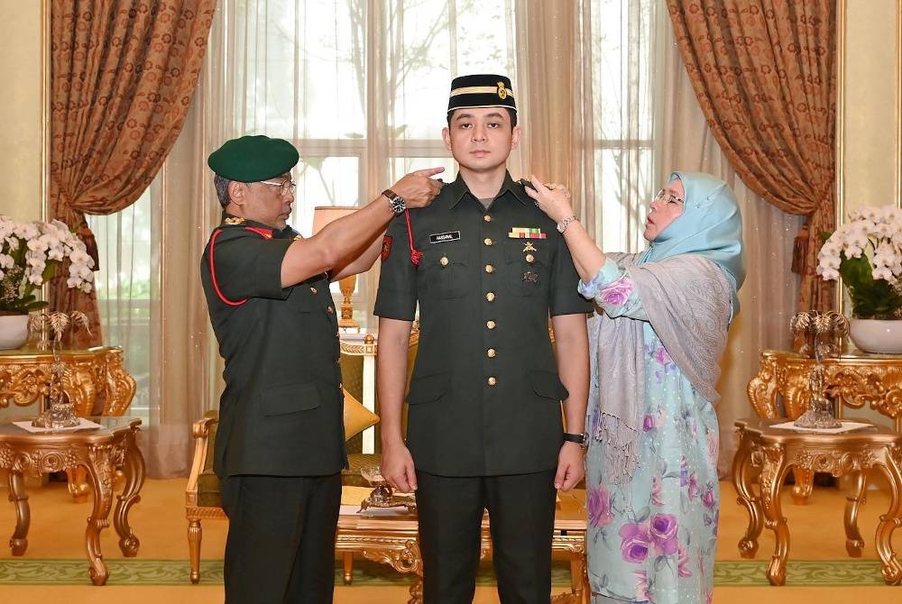 Al-Sultan Abdullah dan Tunku Azizah berkenan menyempurnakan Majlis Pemakaian Pangkat Tengku Hassanal di Istana Negara pada Khamis. - Foto Facebook Istana Negara