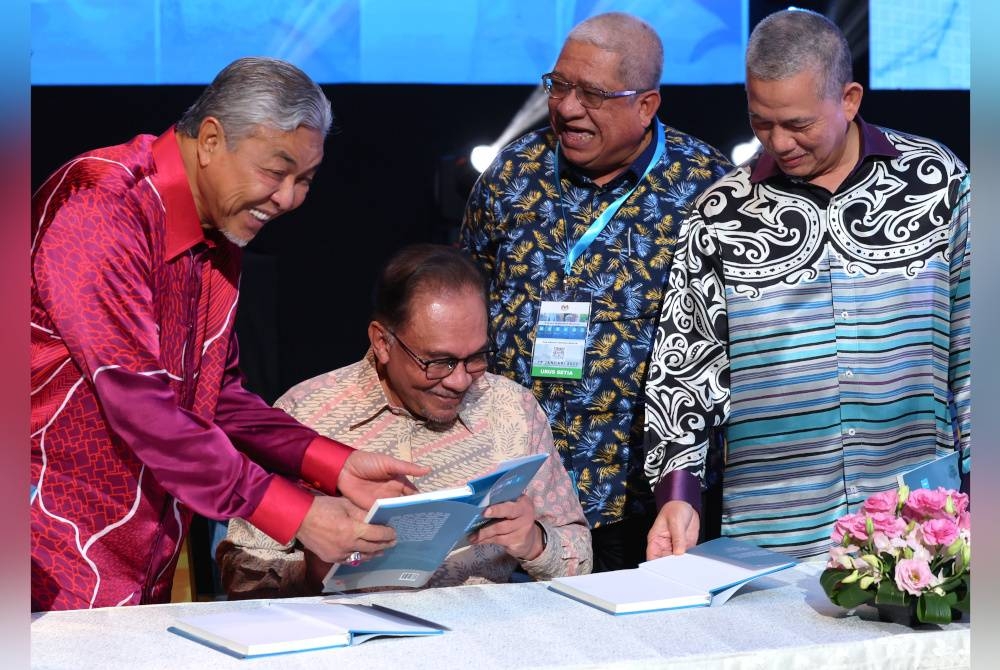 Ahmad Zahid (kiri) bersama Anwar ketika Majlis Pelancaran Program Wacana Membangun Malaysia Madani di Pusat Konvensyen Antarabangsa Putrajaya (PICC) pada Khamis. - Foto Bernama