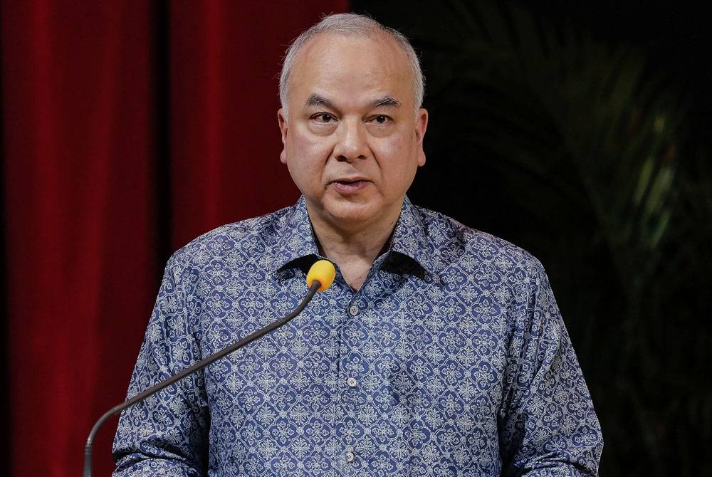 Sultan Nazrin berkenan menyampaikan titah ketika Majlis Pelancaran Buku &#039;Malaysia&#039;s Leap Into The Future&#039; di Auditorium Institut Asia-Eropah (AEI), Universiti Malaya pada Khamis. - Foto Bernama