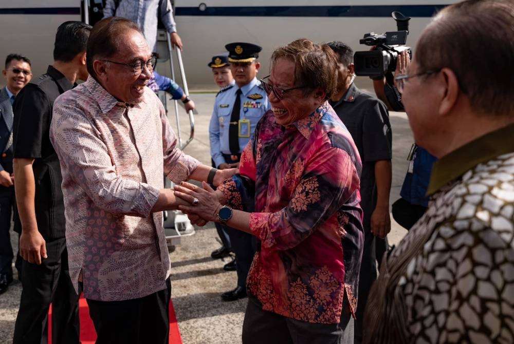 Anwar tiba di Lapangan Terbang Antarabangsa Kuching pada Khamis bagi memulakan lawatan kerja sulungnya ke Sarawak selama dua hari. - Foto Facebook Anwar Ibrahim