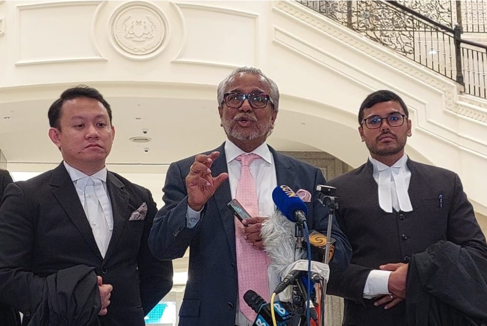 Muhammad Shafee (tengah) ketika sidang media di lobi Istana Kehakiman, Presint 2, Putrajaya pada Khamis.