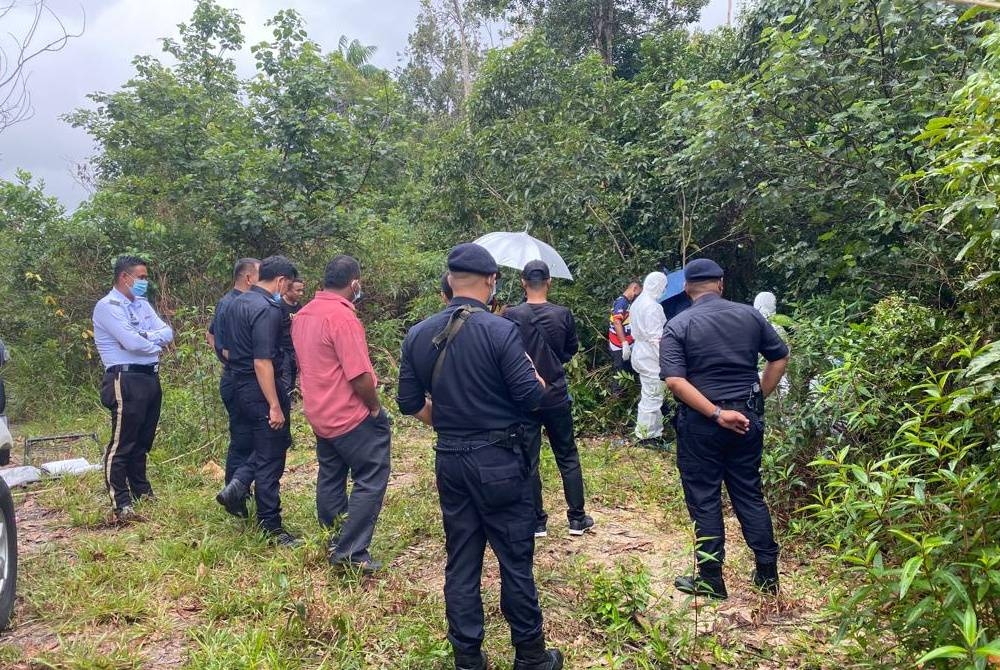 Polis sedang menyiasat penemuan mayat di lokasi kejadian.