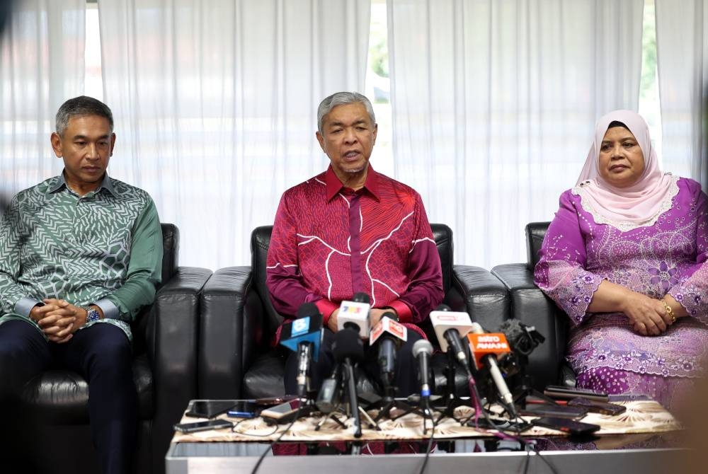 Ahmad Zahid (tengah) pada sidang akhbar selepas menghadiri program lawatan rasmi di Wisma Felcra pada Khamis. - Foto Bernama