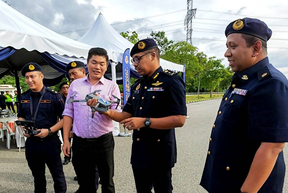 Hanif (dua dari kanan) menunjukkan dron yang digunakan JPJ.