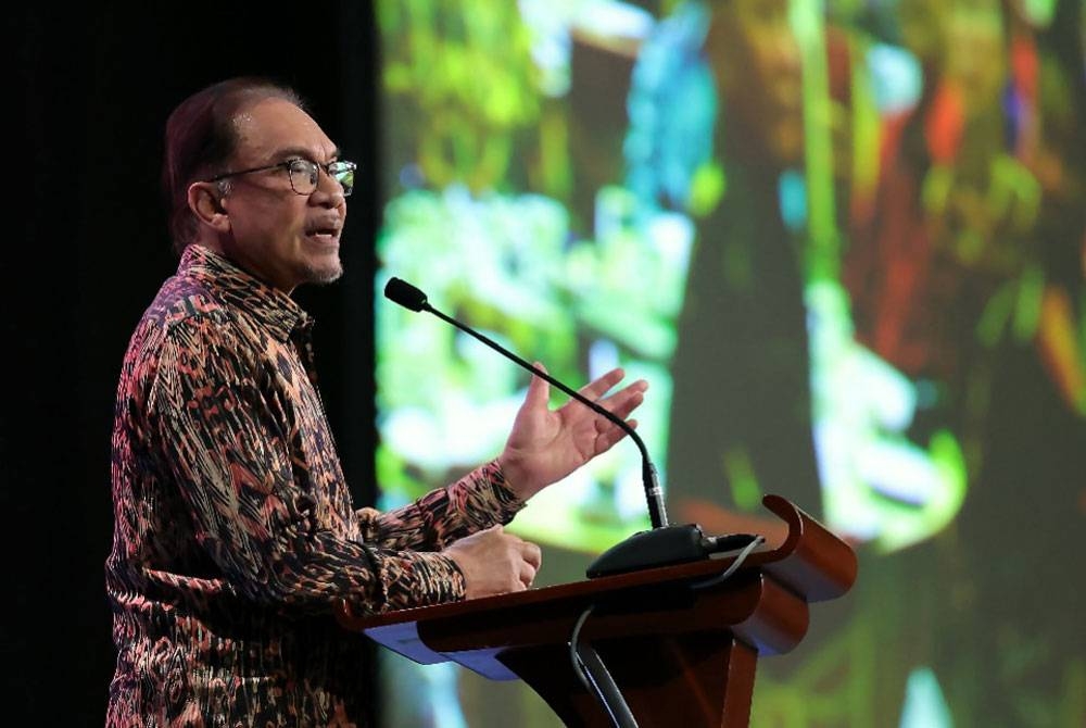 Anwar berucap ketika majlis jamuan negeri di Pusat Konvensyen Borneo Kuching pada malam Khamis. - Foto Bernama