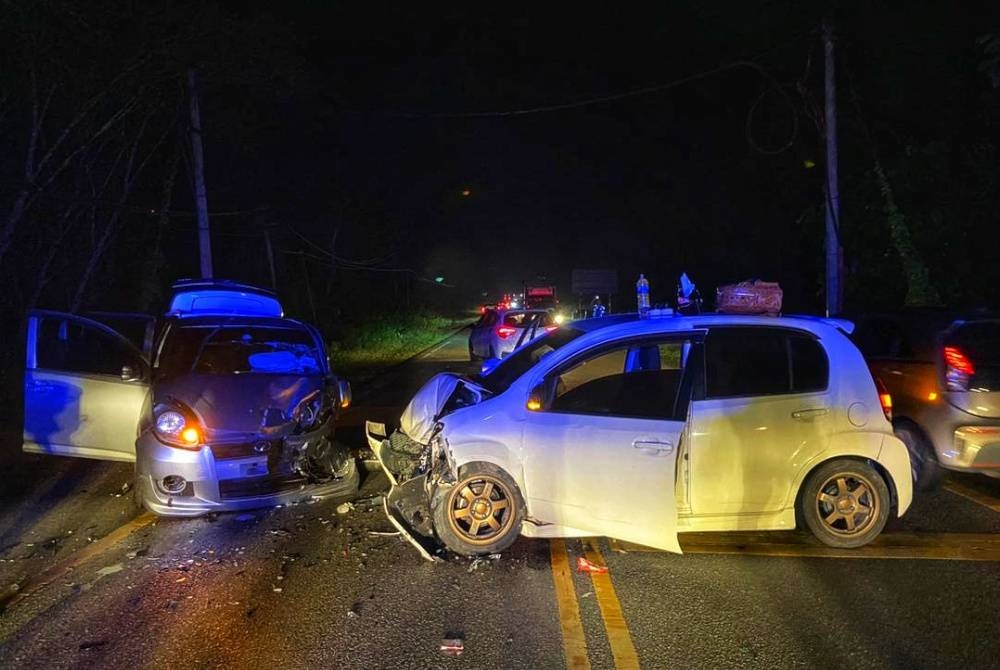 Dua buah Perodua Myvi yang terlibat kemalangan di KM21 Jalan Lipis-Merapoh pada Jumaat meragut nyawa seorang wanita warga emas. - Foto ihsan PDRM