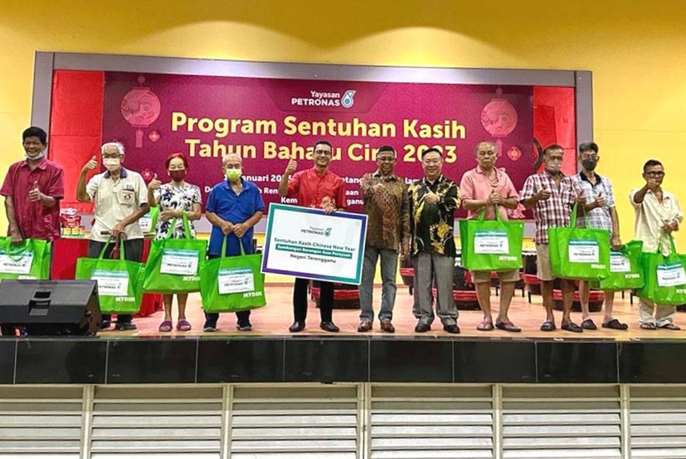 Sebahagian penerima yang diraikan sempena Program Sentuhan Kasih Festive Tahun Baharu Cina 2023 yang diadakan di Dewan SRJK (C) Chukai di Kemaman, pada Khamis.