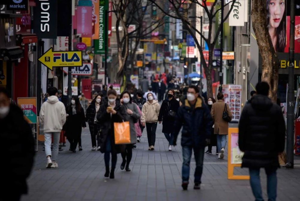 Korea Selatan tarik balik syarat pemakaian pelitup muka di dalam bangunan mulai 30 Januari. - Foto AFP