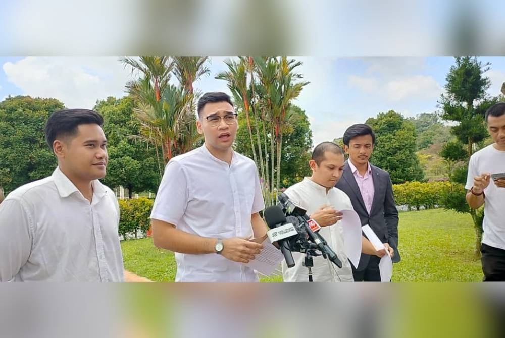 Muhammad Aizat Fikri (dua dari kiri) bersama tiga lagi ahli UMNO hadir ke ibu pejabat RoS di Putrajaya pada Jumaat untuk membuat aduan berhubung pelanggaran perlembagaan parti. - Foto Sinar Harian/ROSLI TALIB