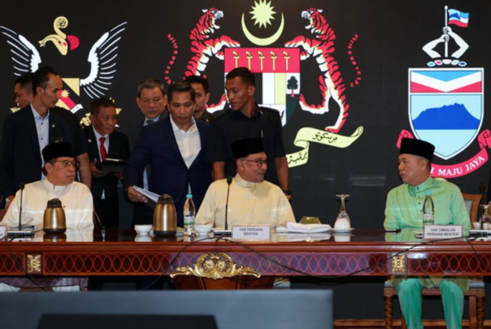 Anwar (tengah) mempengerusikan Mesyuarat Tindakan Pelaksanaan Perjanjian Malaysia 1963 (MA63) di Dewan Undangan Negeri Sarawak di Petra Jaya pada Jumaat. - Foto Bernama