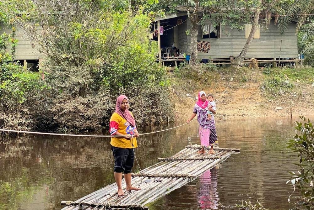 Syahira dan ibu, Hasnah serta bayinya terpaksa menjadikan rakit sebagai pengangkutan utama untuk keluar dari kawasan rumah.