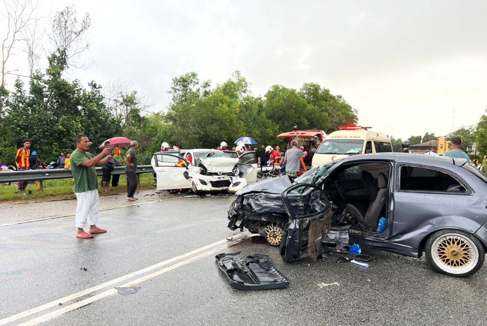 Keadaan kenderaan terlibat dalam kemalangan di kilometer 41.5 Jalan Kuala Terengganu-Kuantan dekat Kampung Selawa, Merchang, di sini pada Jumaat.