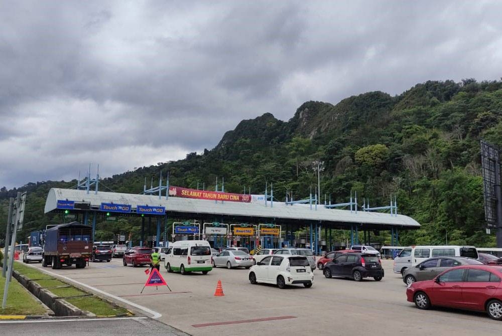 Keadaan trafik di Plaza Tol Gombak yang menunjukkan jumlah peningkatan kenderaan pada petang Jumaat.