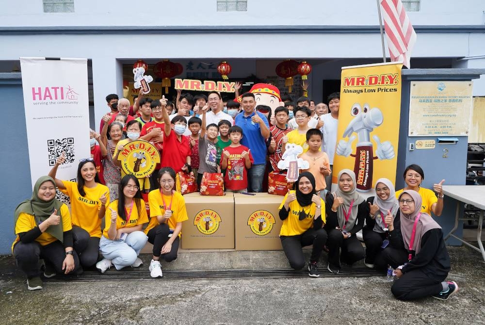 Para sukarelawan MR D.I.Y. dan HATI bergambar bersama penghuni Persatuan Kebajikan Rumah Victory, Kuala Lumpur.