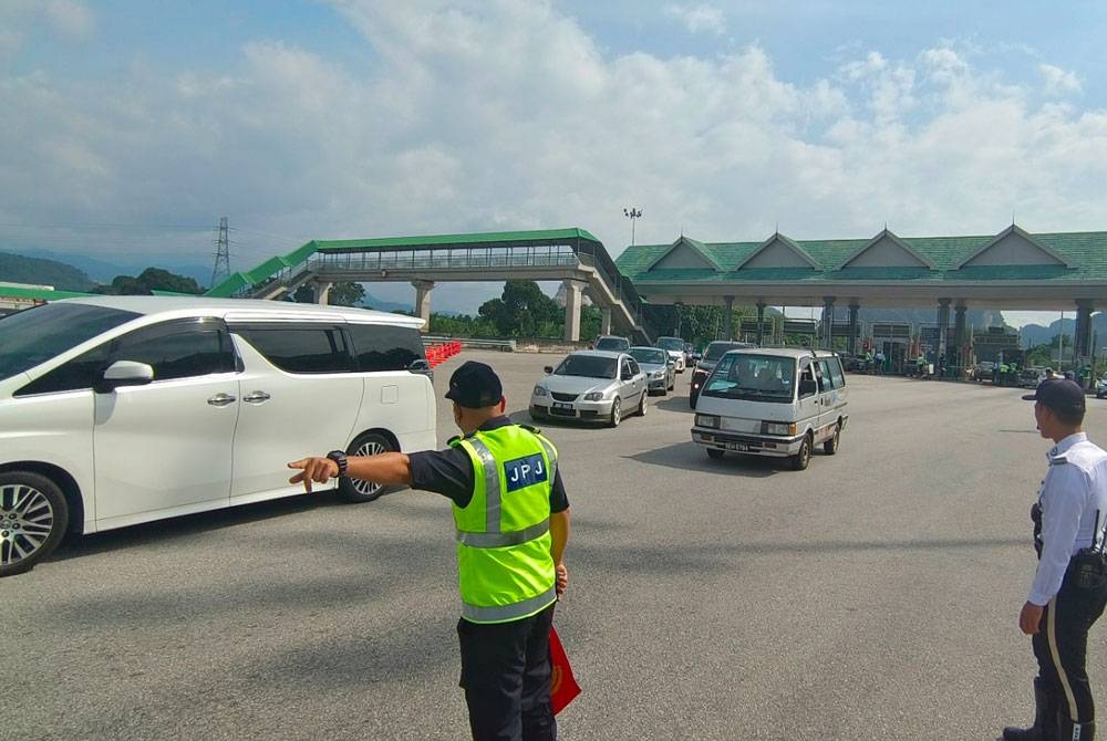 JPJ bersama pegawai JSPT Perak melaksanakan penguatkuasaan sempena Op Selamat di Plaza Tol Ipoh Selatan pada Jumaat.