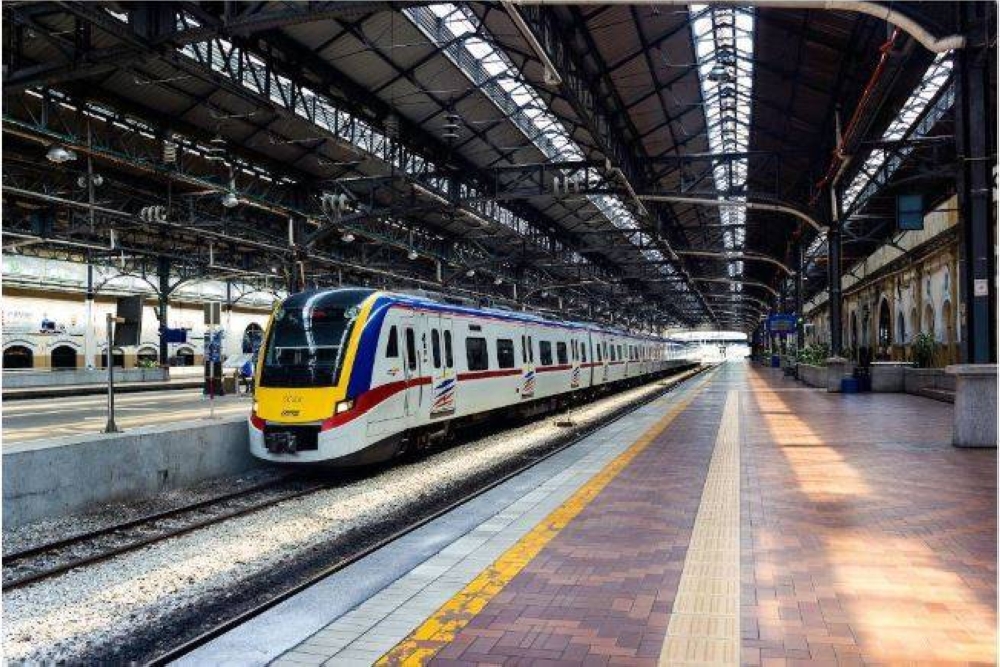 Bermula 15 Februari ini, murid berpakaian seragam sekolah berusia hingga 12 tahun dan oang kurang upaya (OKU) akan menikmati perkhidmatan percuma tren Keretapi Tanah Melayu Berhad (KTMB). - Gambar hiasan