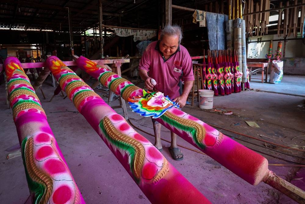 Pemilik kilang colok tradisional, Ong Chye Chin sibuk menyiapkan colok tradisional yang ditempah pelanggannya ketika ditemui di Kubang Semang baru-baru ini.- Foto: Bernama