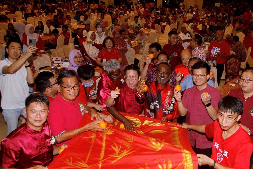 Sivakumar (tiga dari kanan) ketika sesi bergambar pada Majlis Sambutan Tahun Baharu Cina 2023 Kementerian Sumber Manusia di Pusat Konvensyen Pusing Batu Gajah, malam tadi. - Foto Bernama