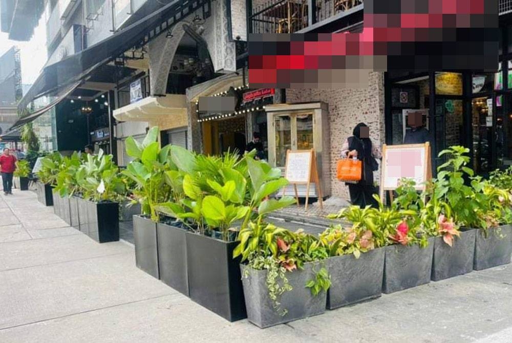 &#039;Planter box&#039; diletakkan bagi menghalang pekedai meletakkan kerusi meja yang menghalang laluan pejalan kaki.