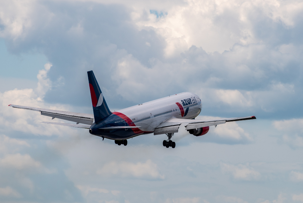 Sebuah pesawat Azur Air yang dalam perjalanan ke Goa, India terpaksa dilencongkan ke Uzbekistan berikutan ancaman bom. - Foto hiasan/123RF