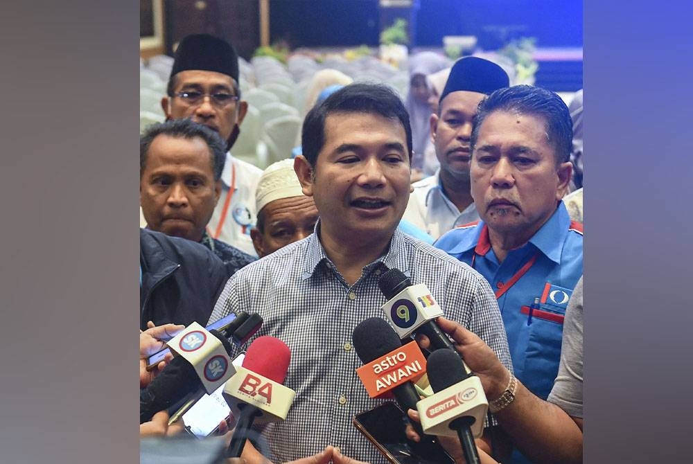 Rafizi (tengah) bercakap kepada media pada Konvensyen Pilihan Raya PKR Negeri Terengganu di Taman Tamandun Islam pada Sabtu. - Foto Bernama