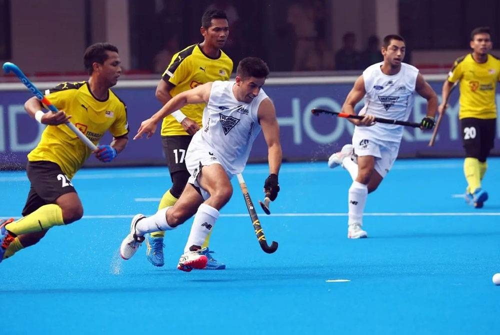 Aksi antara Malaysia dan New Zealand di Stadium Kalinga, Bhubaneswar, India pada Khamis. - Foto Hockey India