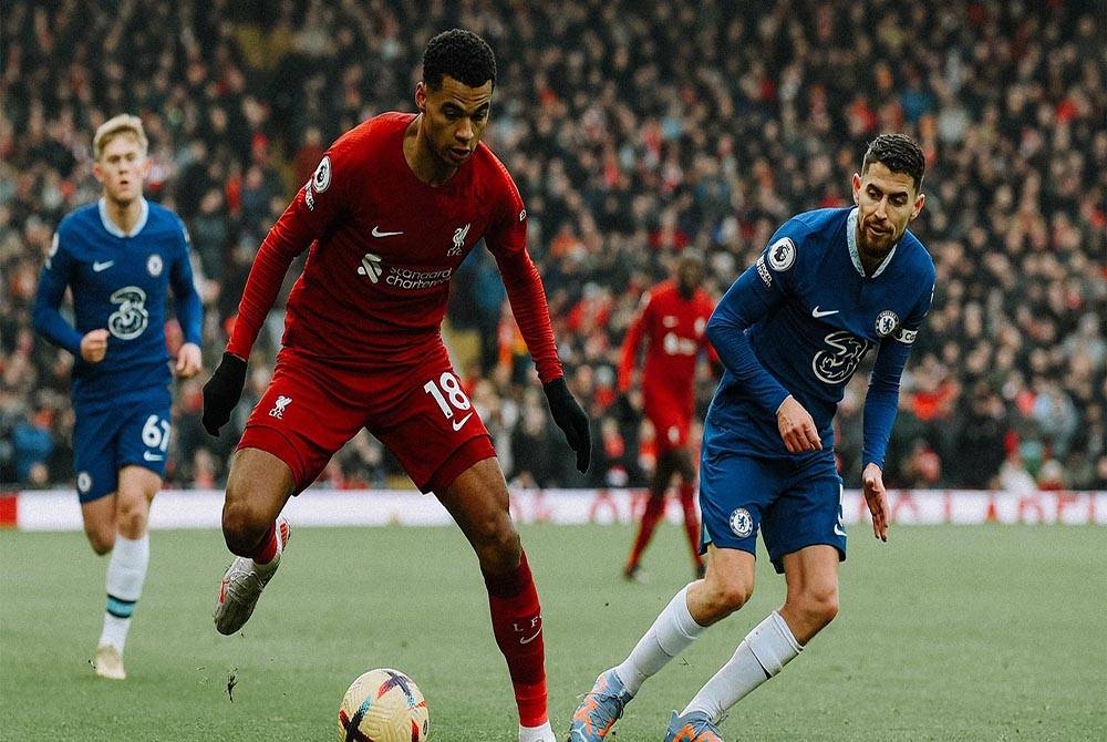 Penyerang Liverpool, Cody Bakpo bersaing dengan pemain tengah Chelsea, Jorginho pada aksi di Anfield sebentar tadi.