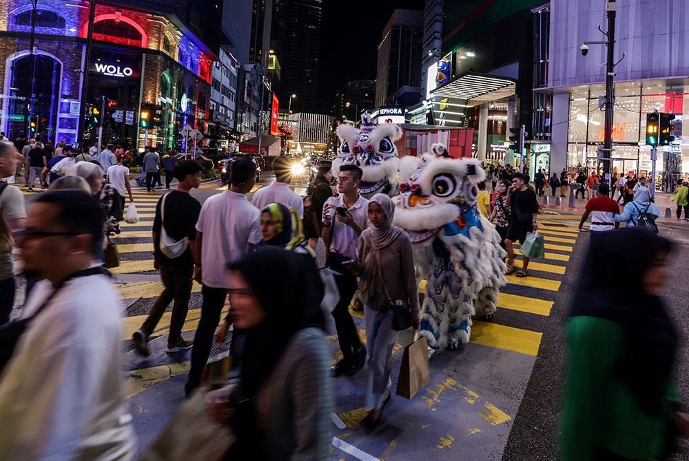 Ahli Kumpulan E-Xin Dragon Lion Dance ketika melakukan flashmob dengan memakai kostum singa bagi mempekenalkan budaya masyarakat Cina sempena Tahun Baharu Cina di bukit bintang baru baru ini.- Foto Bernama.