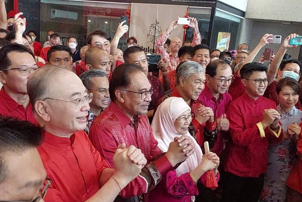 Perdana Menteri, Datuk Seri Anwar Ibrahim menghadiri Rumah Terbuka MCA sempena perayaan Tahun Baru Cina yang berlangsung di Wisma MCA, di sini pada Ahad.