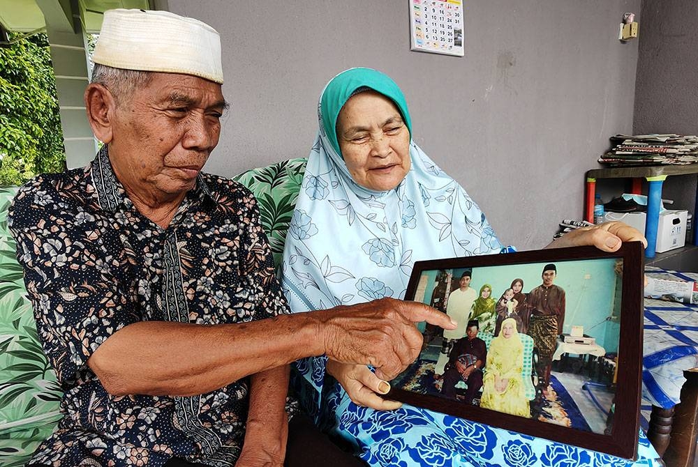 Syed Nathil menunjukkan gambar nya ketika waktu muda kepada Syarifah Maznah.