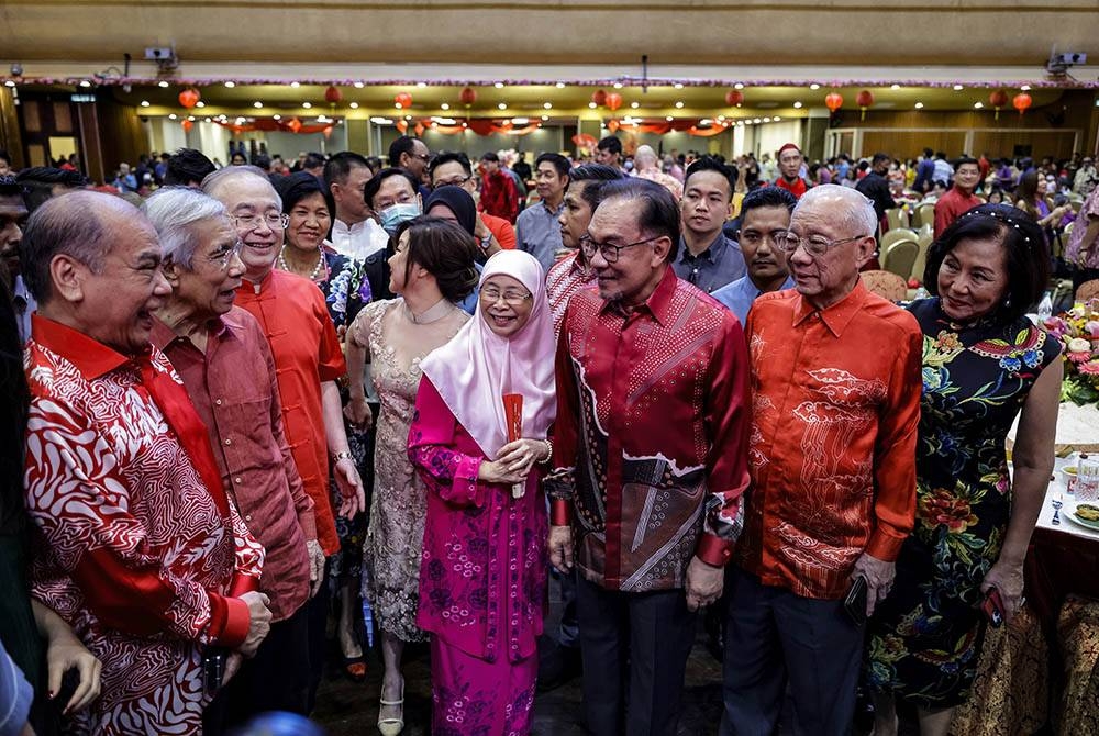 Anwar bersama isteri, Wan Azizah menyantuni para tetamu ketika hadir pada Majlis Sambutan Rumah Terbuka Tahun Baharu Cina anjuran MCA di Wisma MCA, Jalan Ampang pada Ahad. - Foto: Bernama