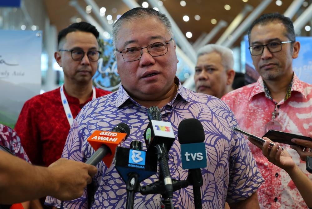 King Sing (tengah) ketika sidang media pada Majlis Sambutan Ketibaan Pelancong sempena Perayaan Tahun Baharu Cina 2023 di Lapangan Terbang Antarabangsa Kuala Lumpur (KLIA), pada Ahad. - Foto Bernama